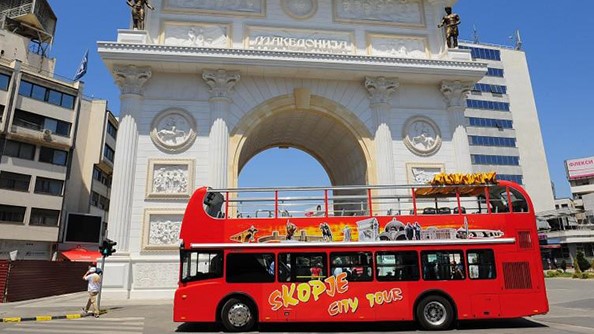 turistichki panoramski dvokaten avtobus niz ulicite na skopje 93260